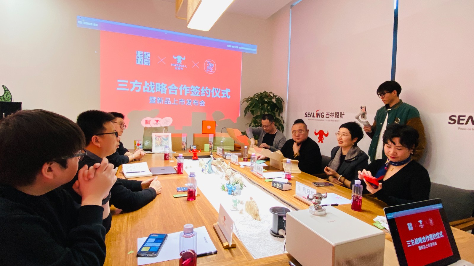 張珂嘉X瓦斯牛X萬物向上戰略合作簽約儀式